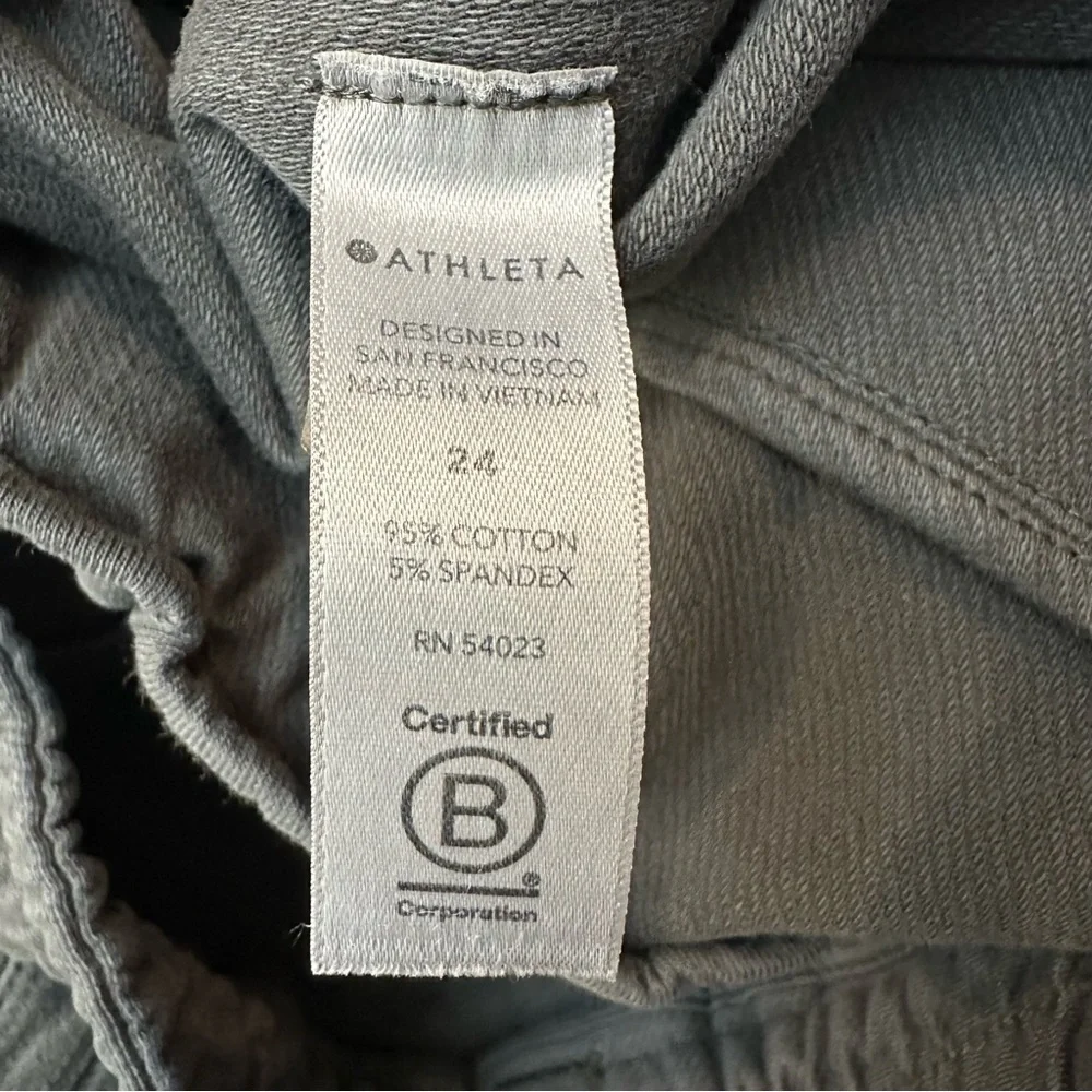 Athleta Farallon Breathable Shorts Women’s Size 24 Cypress Green